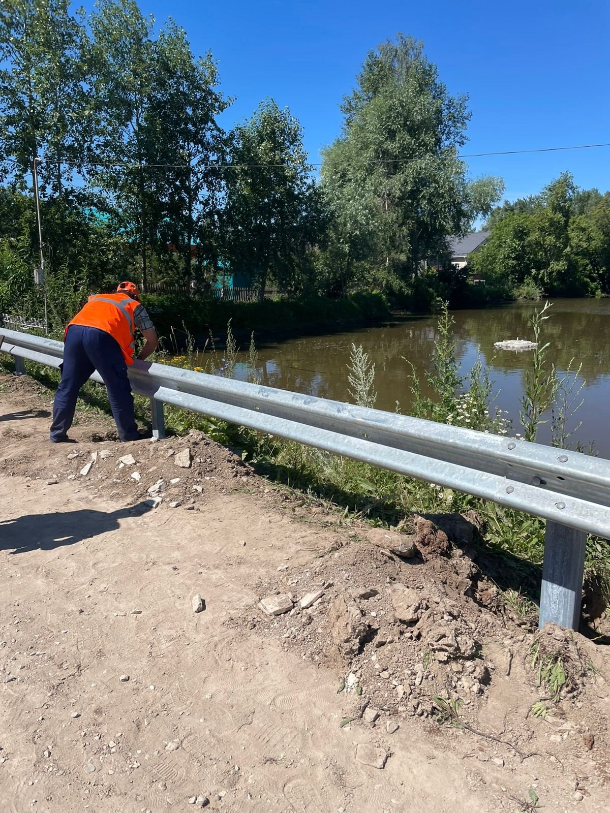 На участке автомобильной дороги &quot;Новая Смаиль-Салкын Чишма&quot; Малмыжского района сотрудники ДУ-23 АО &quot;Вятавтодор&quot; установили новое барьерное ограждение моста.