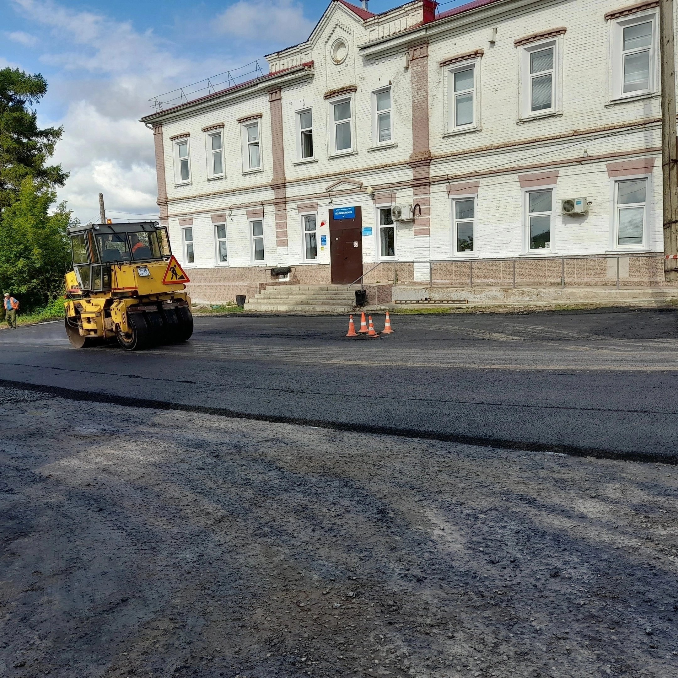 В рамках программы по поддержке местных инициатив в г. Малмыже ведутся работы по благоустройству территории в районе поликлиники №1 Малмыжской ЦРБ.