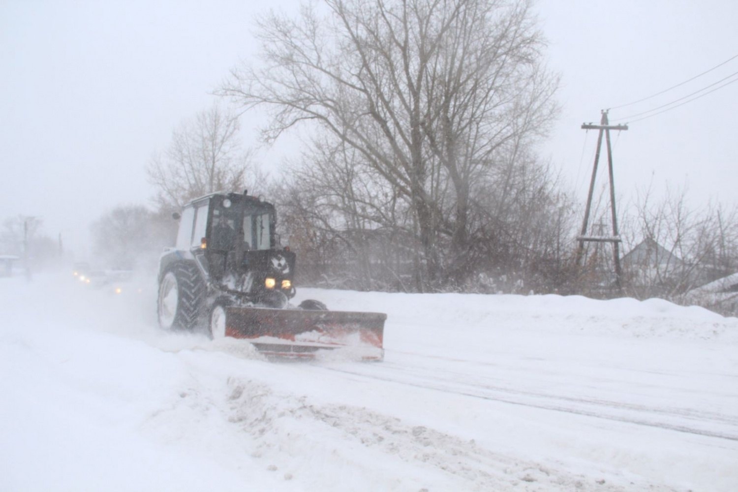 Трактора чистят дороги. Трактор зимой. Расчистка дорог от снега в деревне. Уборка снега в деревне. Очистка дорог от снега тракторами.