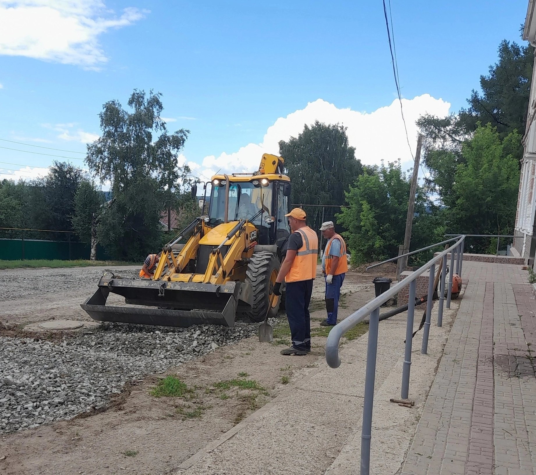 В рамках проекта поддержки местных инициатив &quot;ППМИ-2024&quot; у поликлиники N1 Малмыжской ЦРБ начались работы по ремонту парковки и автомобильной дороги по ул. Свердлова.