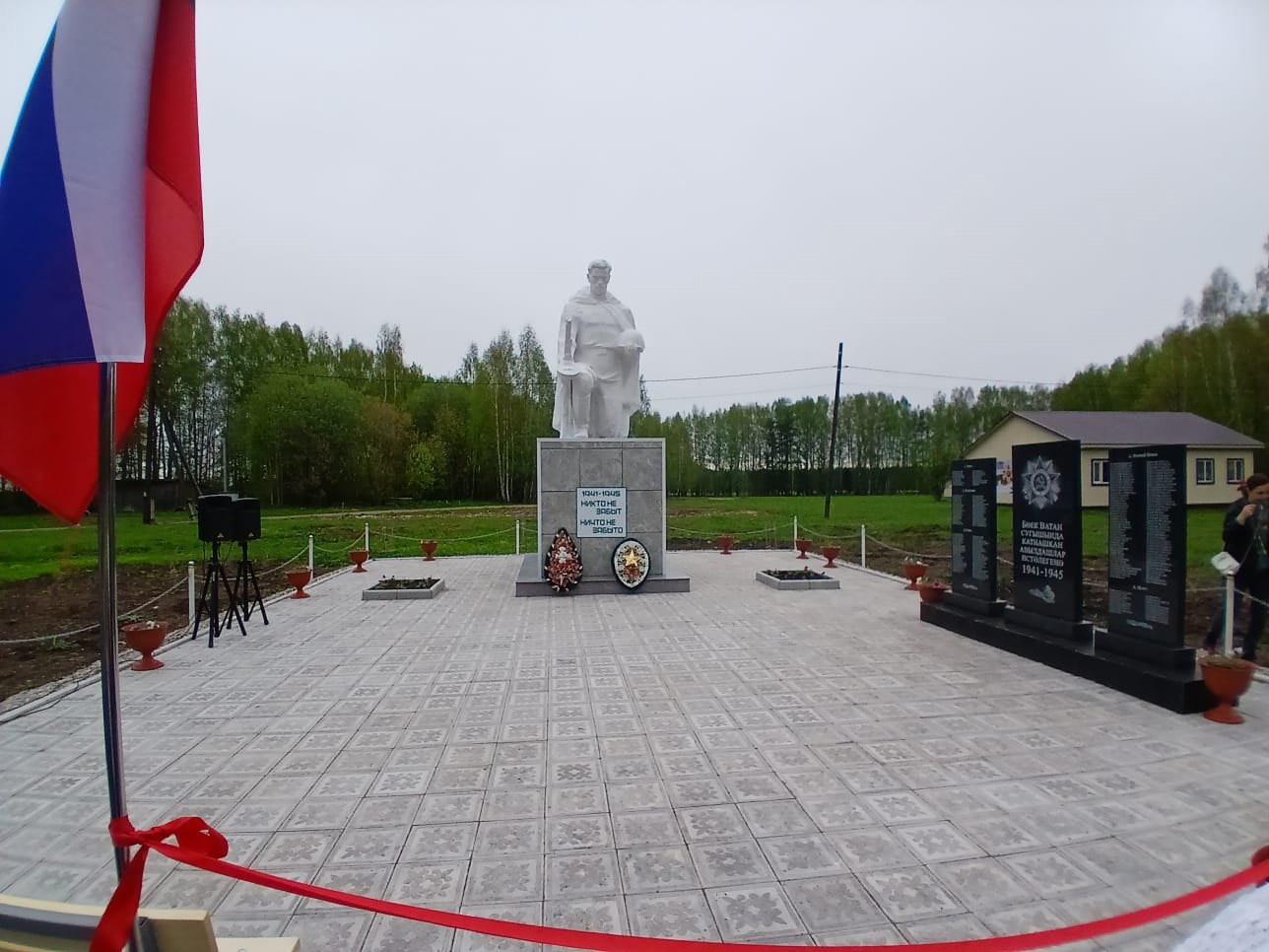 Митинг в честь 80-летия Великой Победы и открытие памятника в Новом Ирюке. Поздравления, вручение благодарственных писем и подарков. После завершения торжественной части выступили местные артисты.