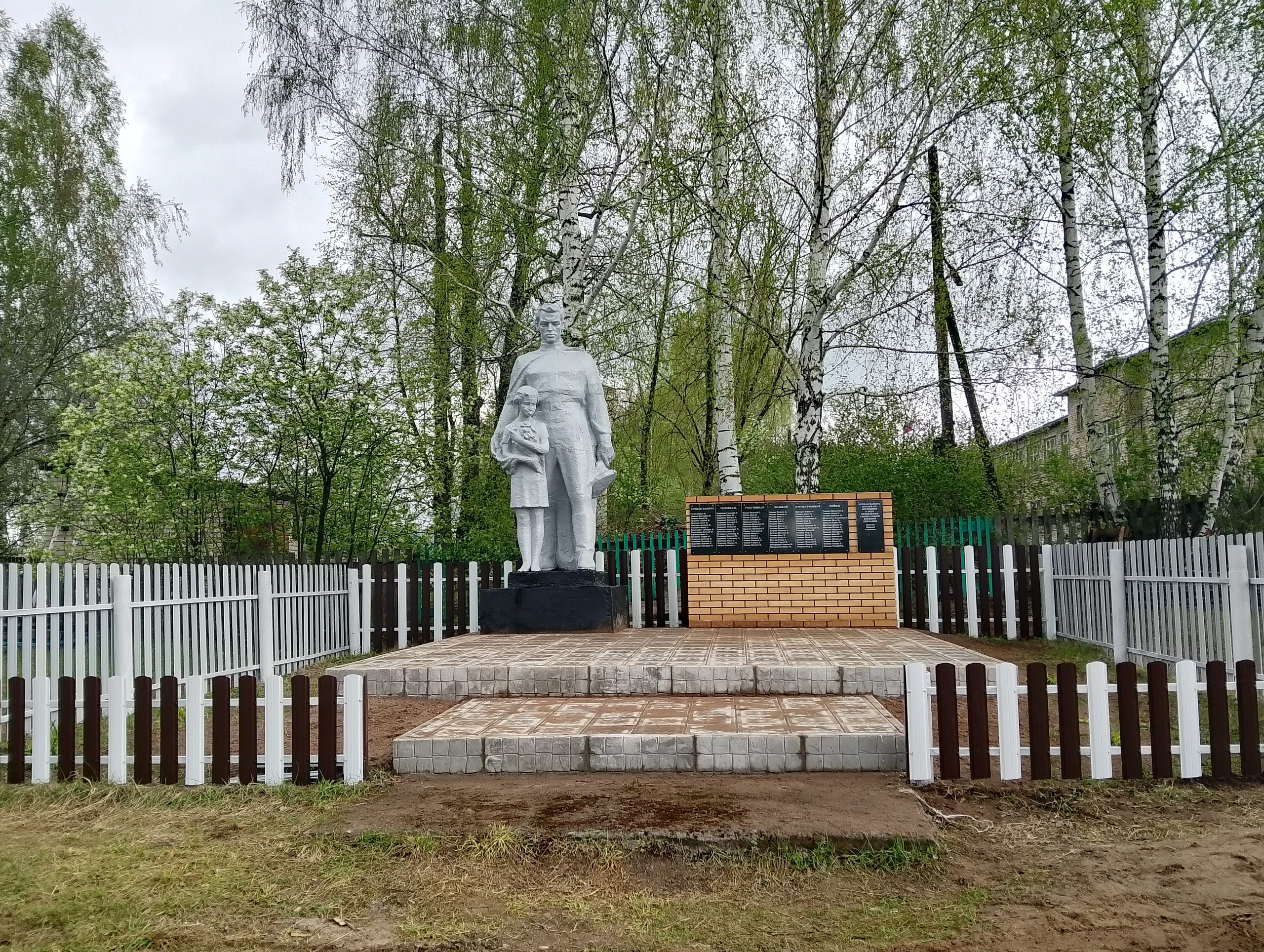 Работы по реконструкции памятника д. Арык полностью завершены.