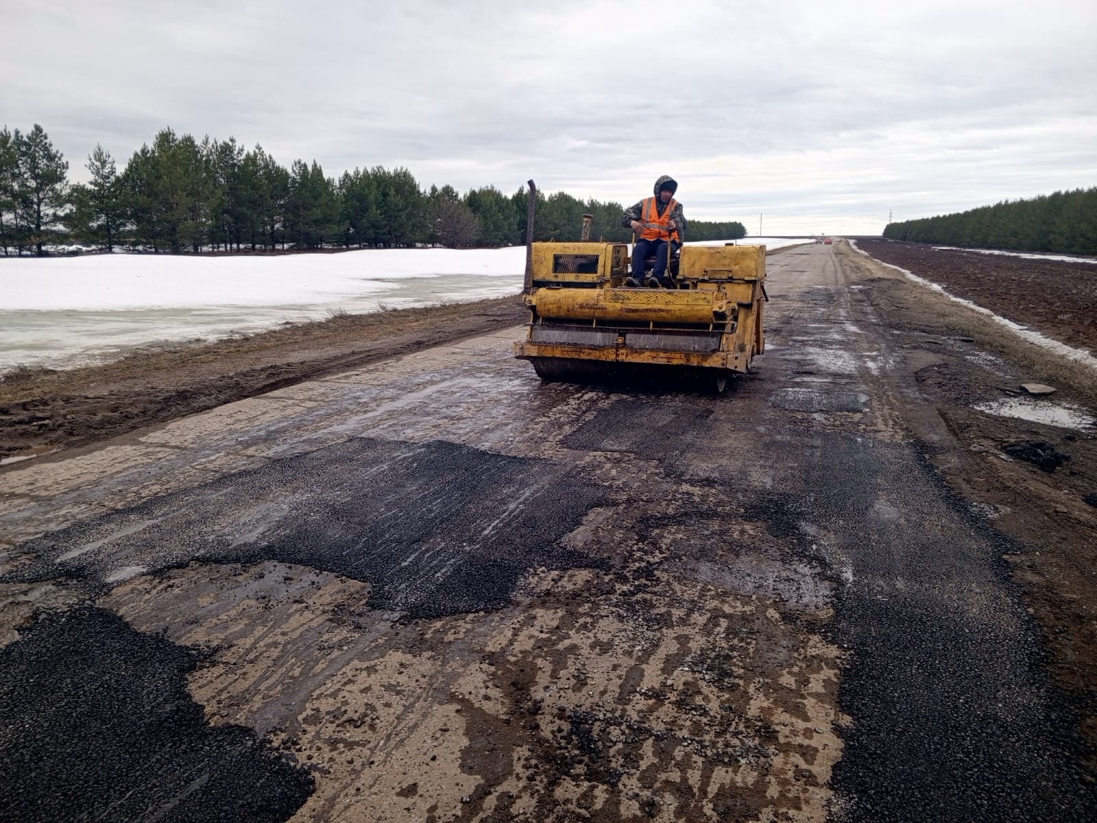 На автомобильных дорогах Малмыжского района начались работы по ямочному ремонту дорог с использованием горячей асфальтобетонной смеси.