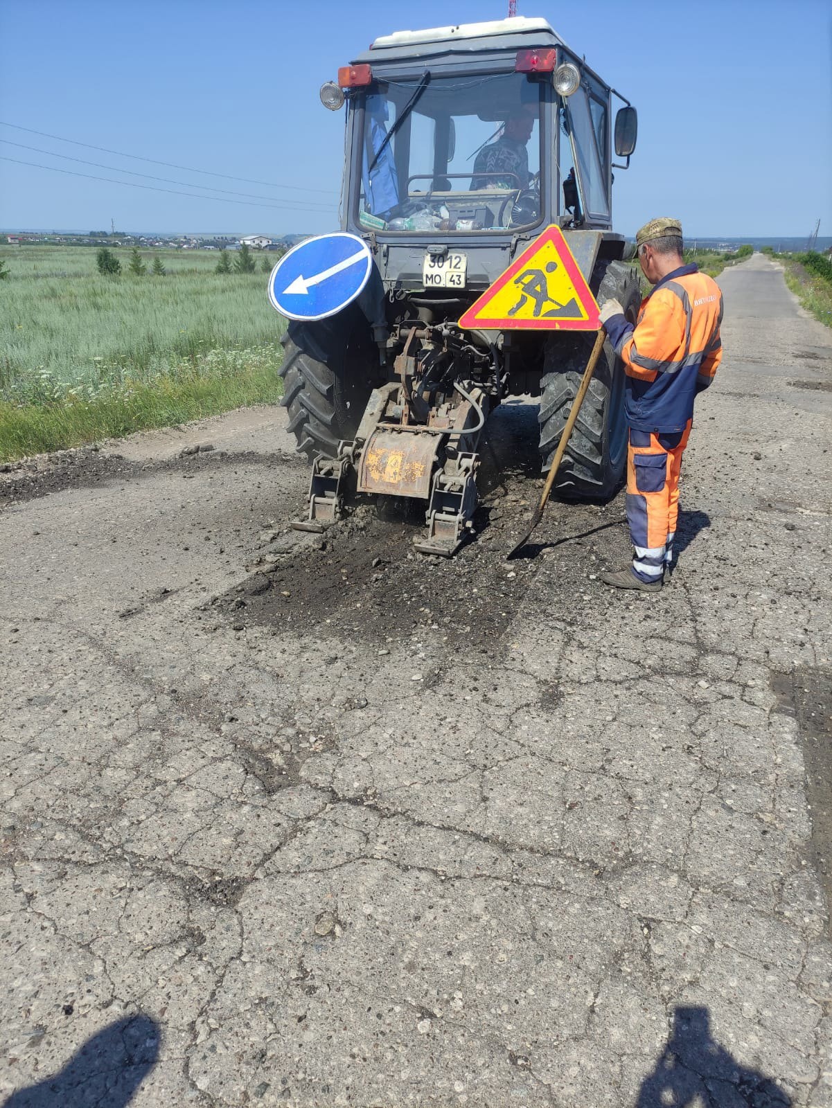 В рамках работ по содержанию автомобильных дорог местного значения Малмыжского района , ДУ-23 АО &quot;Вятавтодор&quot; провело ямочный ремонт дорожного полотна с асфальтобетонным покрытием на участках дорог &quot;Малмыж-Мари-Малмыж&quot;, &quot;Малмыж-Б. Китяк&quot;.