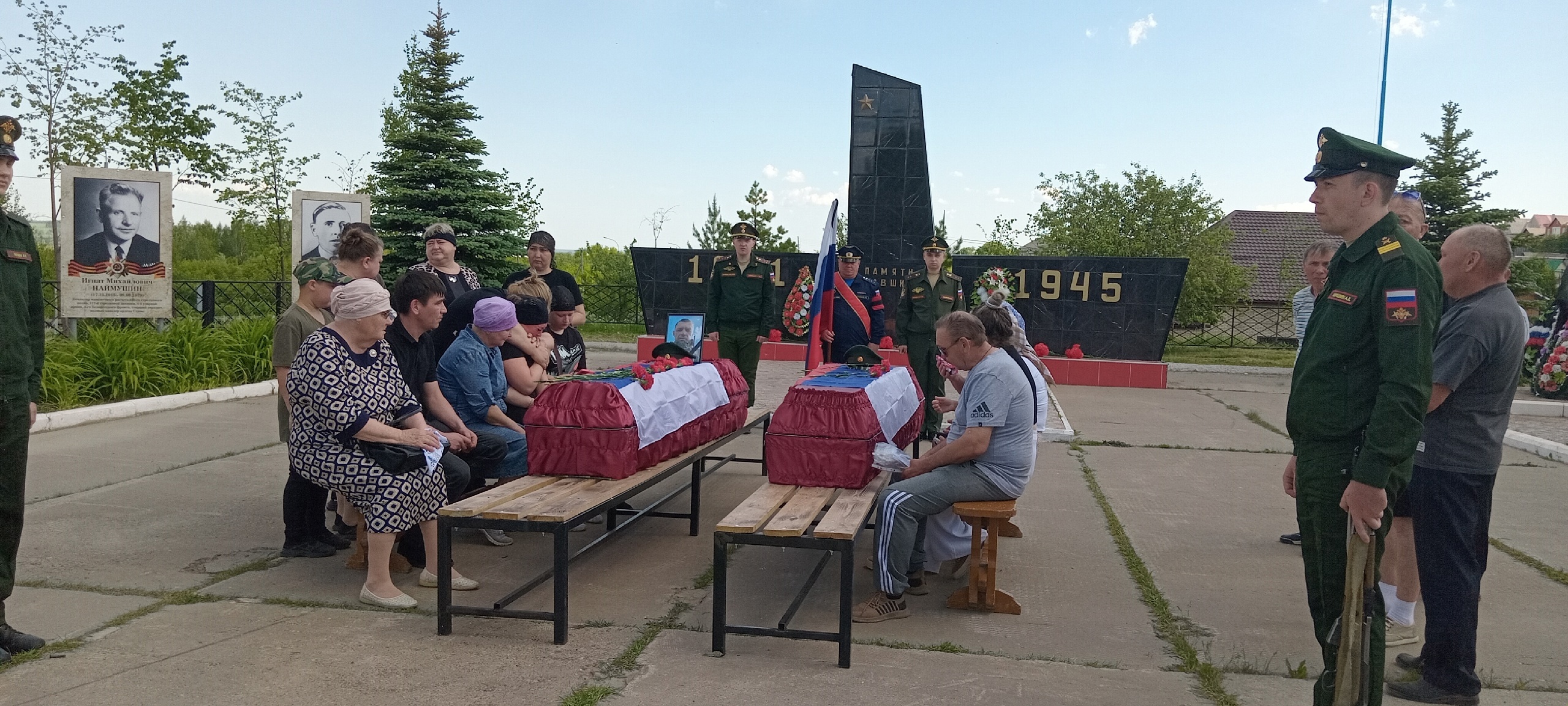 30.05.25г. В Малмыжском районе сегодня простились с участниками СВО, погибшими при выполнении боевых задач на территории ЛНР и ДНР- Васиным Валерием Геннадьевичем 1965г.р. и Ступниковым Алексеем Сергеевичем 1984г.р..