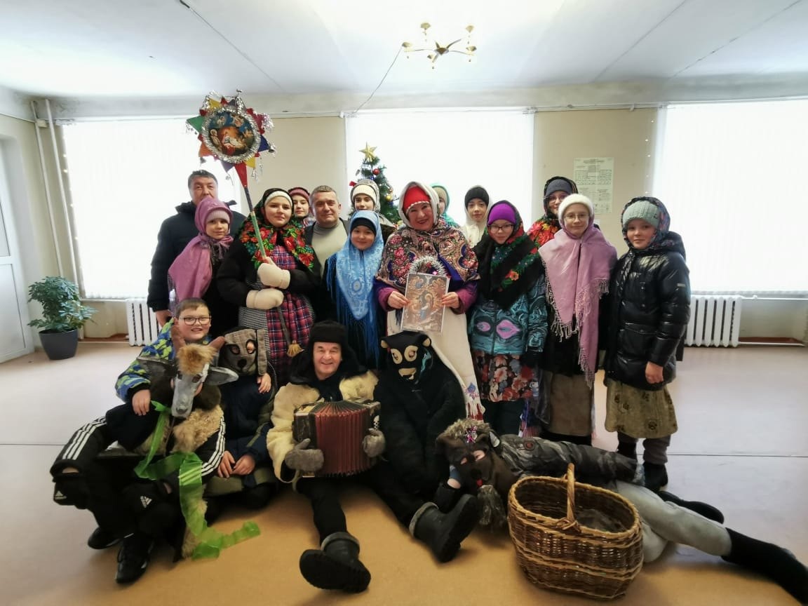 Приход Богоявленского собора города Малмыжа, во главе с настоятелем иереем Михаилом Кудряшовым, сегодня порадовал горожан Рождественскими колядками!.