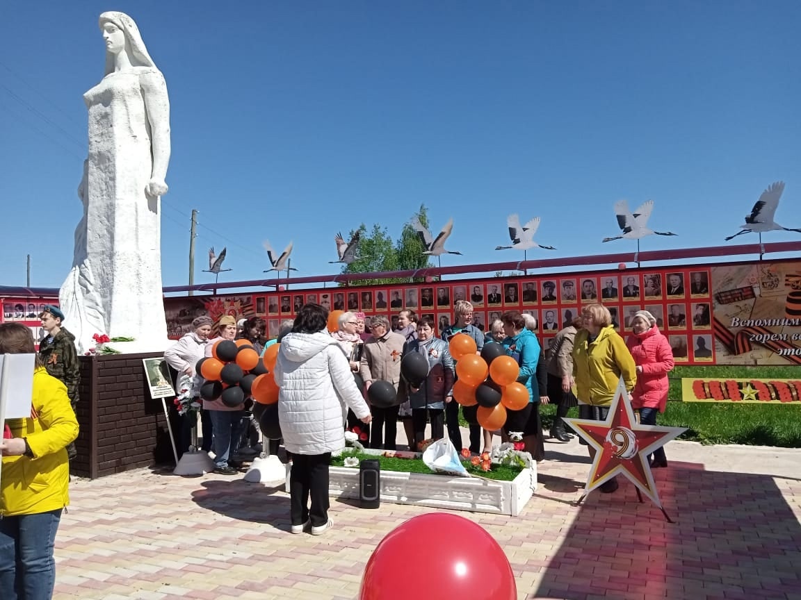 Нет на свете семьи такой - где б не памятен был свой Герой!... &quot;.