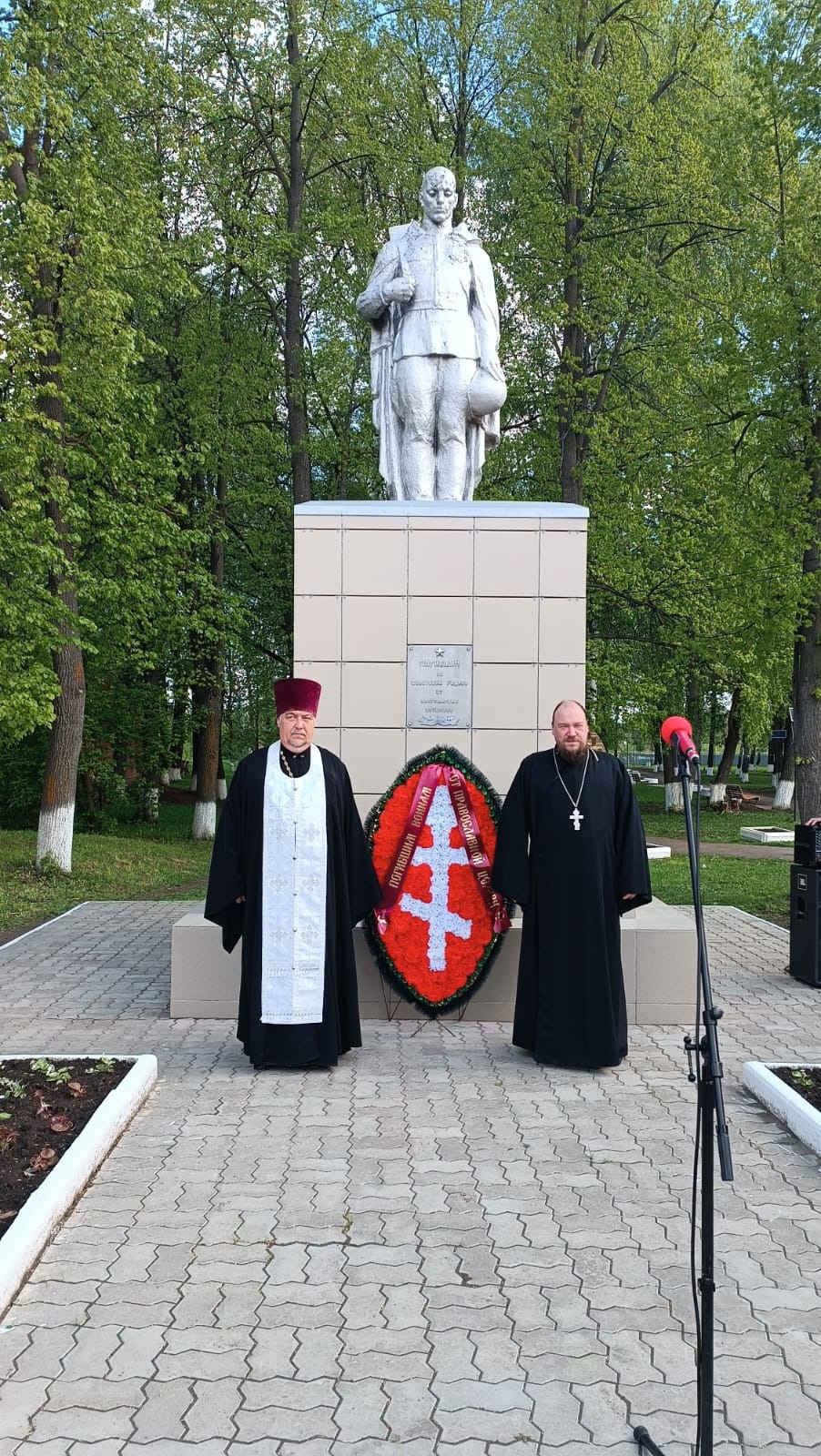 8 мая в 8 часов утра около памятника в центре Малмыжа собрались горожане на митинг.