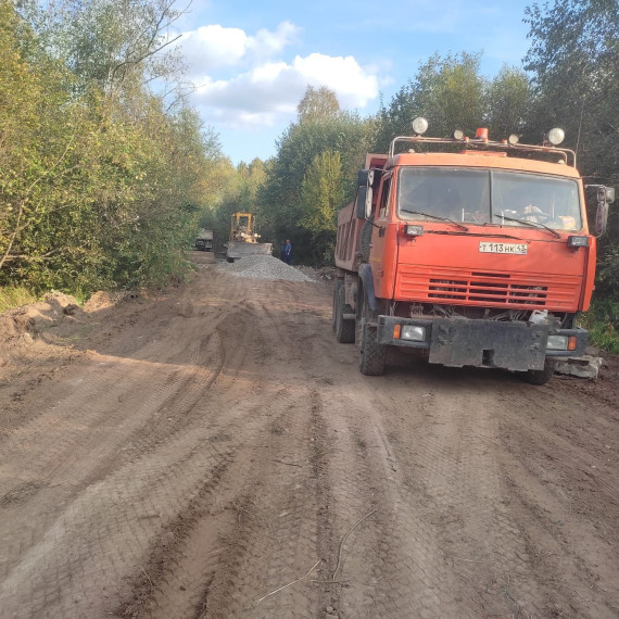 ДУ -23 АО "Вятавтодор" в рамках исполнения муниципального контракта по содержанию автомобильных дорог местного значения ведет востановление профиля с добавлением нового материала на проблемном участке автодороги "Мелеть— Плотбище".. ДУ -23 АО "Вятавтодор" в рамках исполнения муниципального контракта по содержанию автомобильных дорог местного значения ведет востановление профиля с добавлением нового материала на проблемном участке автодороги "Мелеть— Плотбище"..