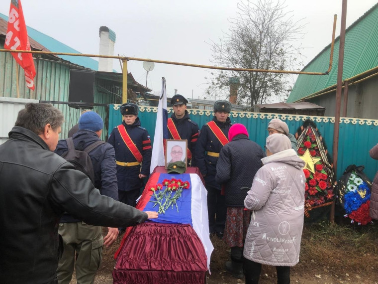 В Малмыже районе простились с Насыровым Рафиком Габдулаевичем, погибшим при исполнении воинского долга в ходе спецоперации на Украине. В Малмыже районе простились с Насыровым Рафиком Габдулаевичем, погибшим при исполнении воинского долга в ходе спецоперации на Украине.