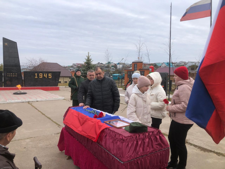 В Малмыжском районе простились с участником специальной военной операции, погибшим при исполнении воинского долга.. В Малмыжском районе простились с участником специальной военной операции, погибшим при исполнении воинского долга..