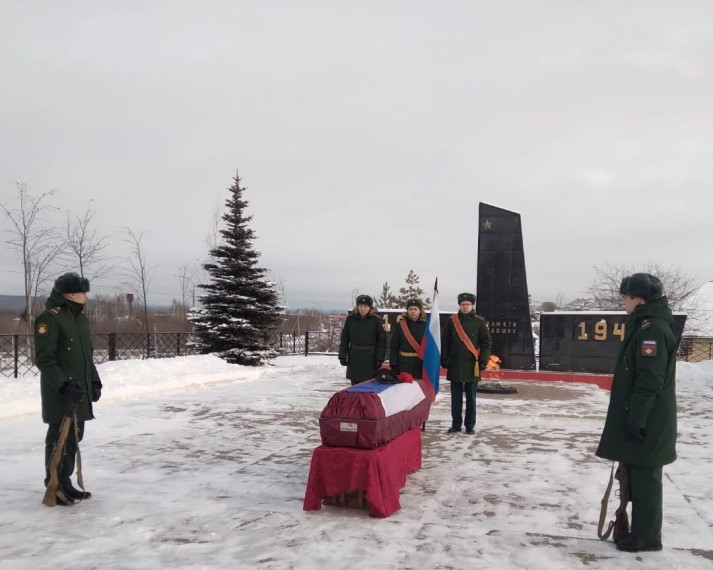В селе Калинино простились с Меркушевым Николаем Васильевичем, погибшим в зоне проведения специальной военной операции. В селе Калинино простились с Меркушевым Николаем Васильевичем, погибшим в зоне проведения специальной военной операции.