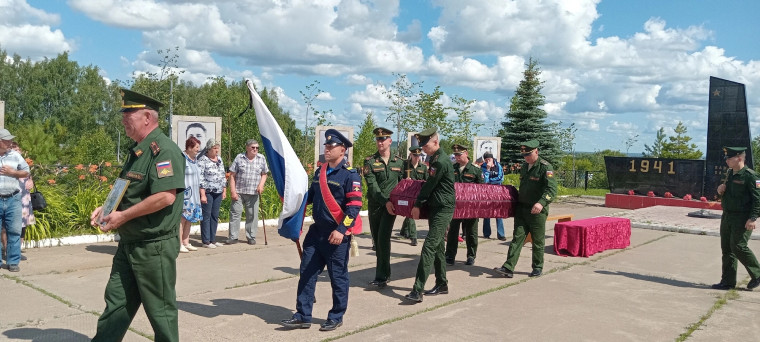 В Малмыжском районе простились с участником СВО Ушаковым Сергеем Александровичем. Родился Сергей Александрович в д.Пахотная Малмыжского района 26.02.1983 года. В Малмыжском районе простились с участником СВО Ушаковым Сергеем Александровичем. Родился Сергей Александрович в д.Пахотная Малмыжского района 26.02.1983 года.