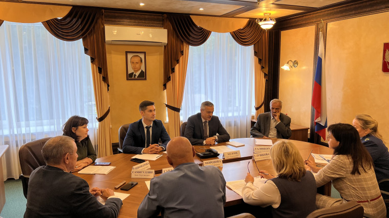 28 августа 2023 года в Приемной Президента Российской Федерации в Кировской области (далее–Приемная) состоялся круглый стол по вопросам начала нового учебного года в учебных заведениях города Кирова и области. 28 августа 2023 года в Приемной Президента Российской Федерации в Кировской области (далее–Приемная) состоялся круглый стол по вопросам начала нового учебного года в учебных заведениях города Кирова и области.