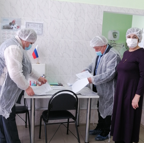 Сегодня, находясь с рабочей поездкой в п. Плотбище, вместе со своим заместителем, курирующим социальную сферу О. М. Алёшкиной, Эдуард Леонидович Симонов лично проверил качество организации питания и температурный режим в Плотбищенской школе. Сегодня, находясь с рабочей поездкой в п. Плотбище, вместе со своим заместителем, курирующим социальную сферу О. М. Алёшкиной, Эдуард Леонидович Симонов лично проверил качество организации питания и температурный режим в Плотбищенской школе.