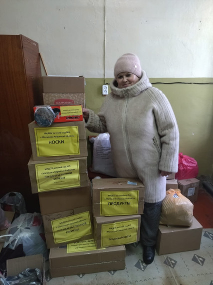 Гуманитарный груз готовится к отправке. Гуманитарный груз готовится к отправке.