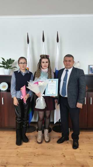 7 марта 2024 года в торжественное обстановке глава Малмыжского района Э.Л. Симонов вручил свидетельство на получение социальной выплаты на приобретение или строительство жилья семье Осиповых. 7 марта 2024 года в торжественное обстановке глава Малмыжского района Э.Л. Симонов вручил свидетельство на получение социальной выплаты на приобретение или строительство жилья семье Осиповых.