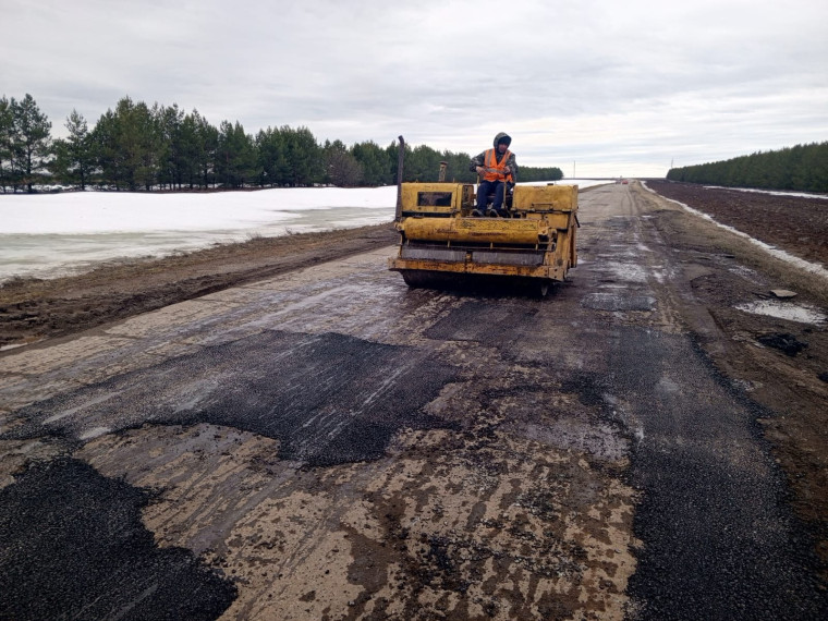 На автомобильных дорогах Малмыжского района начались работы по ямочному ремонту дорог с использованием горячей асфальтобетонной смеси. На автомобильных дорогах Малмыжского района начались работы по ямочному ремонту дорог с использованием горячей асфальтобетонной смеси.