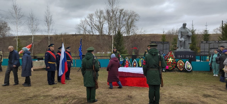 18 апреля в с. Большой Китяк простились с Акмазиковым Станиславом Алексеевичем, погибшим при исполнении воинского долга во время специальной военной операции на Украине. 18 апреля в с. Большой Китяк простились с Акмазиковым Станиславом Алексеевичем, погибшим при исполнении воинского долга во время специальной военной операции на Украине.